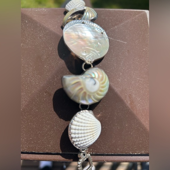 NWOT Stunningly Beautiful Shell Bracelet - Picture 2 of 5